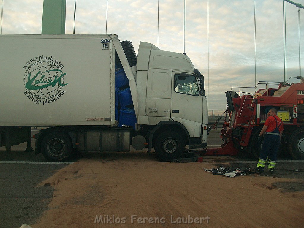 VU 4 LKW s Rodenkirchnerbruecke Rich Olpe P174.JPG